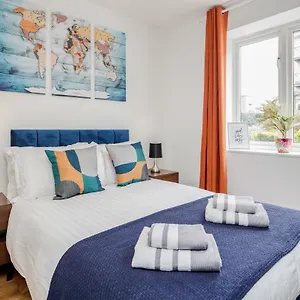 King Bed Manhattan Close To London Heathrow Apartment