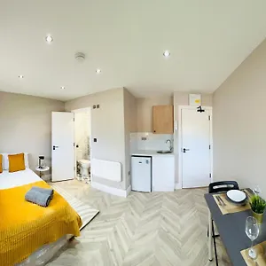 London Heathrow Airport Only 5 Mins To Airport Guest house